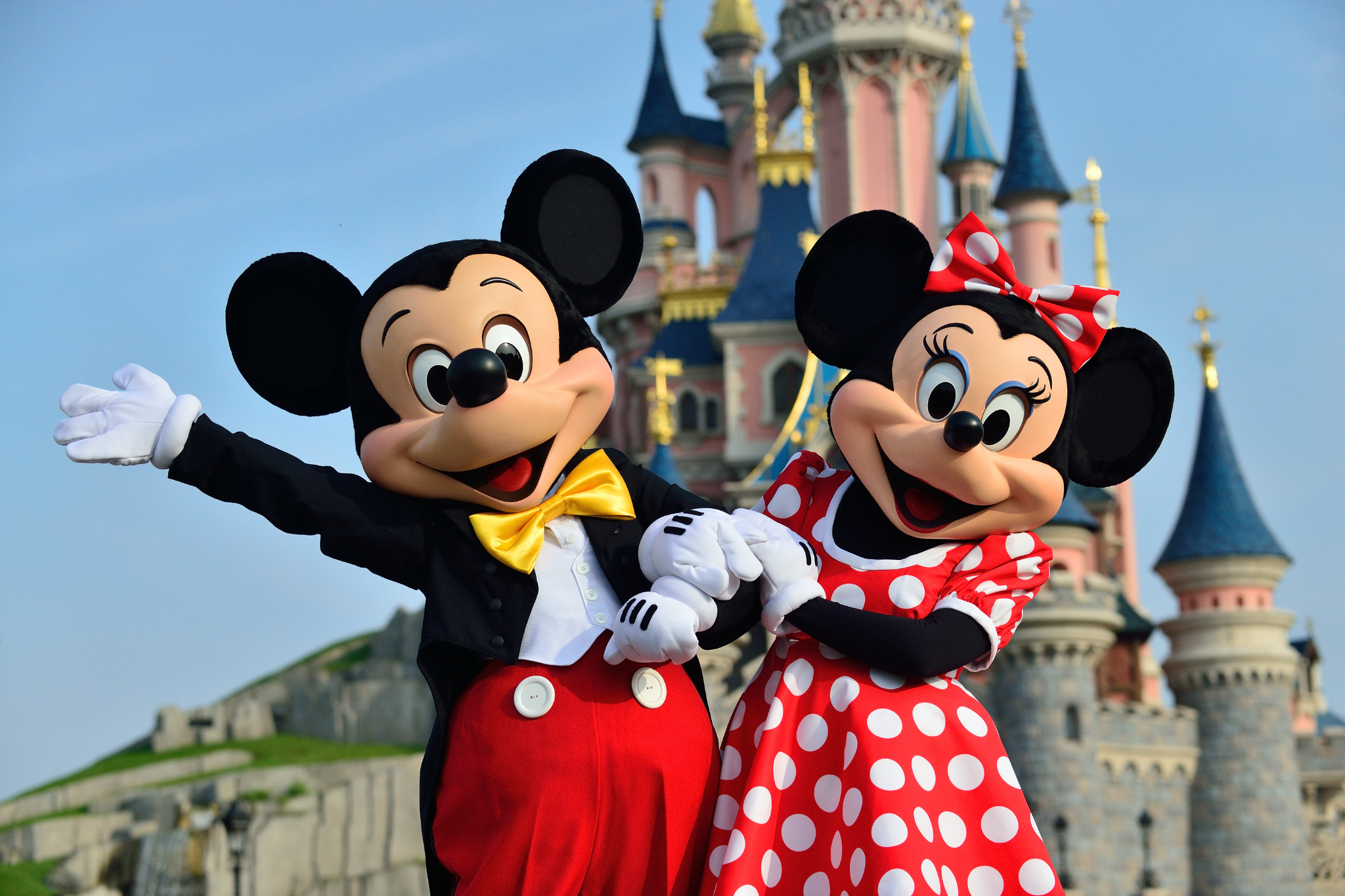 Topolino e Minnie a braccetto a Disneyland Paris
