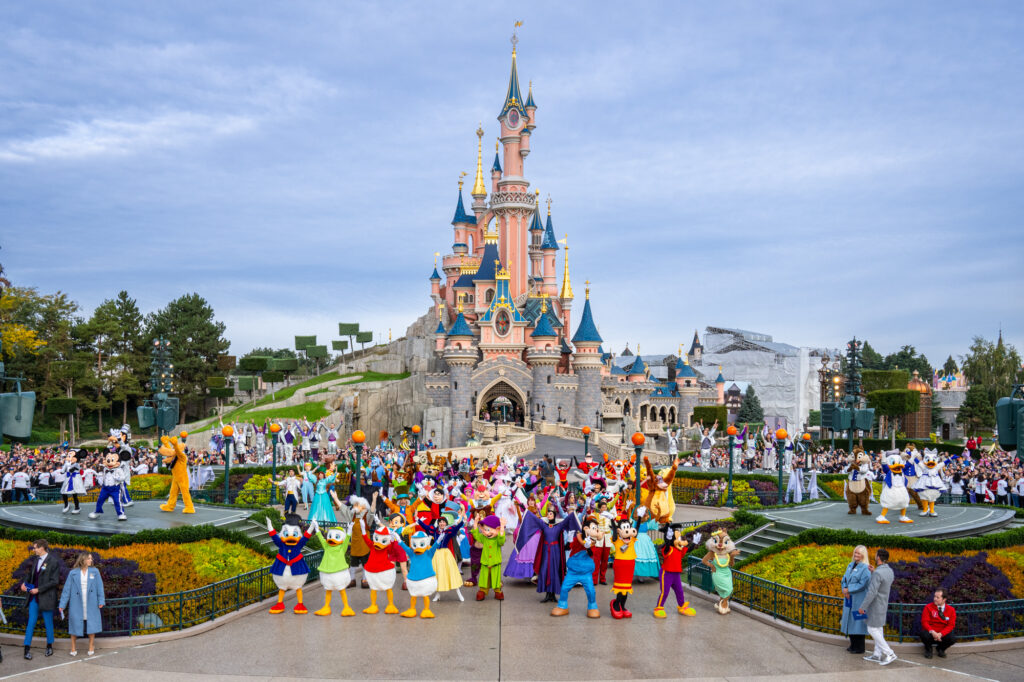 Disneyland Paris in festa con i Personaggi Disney davanti al Castello della Bella Addormentata