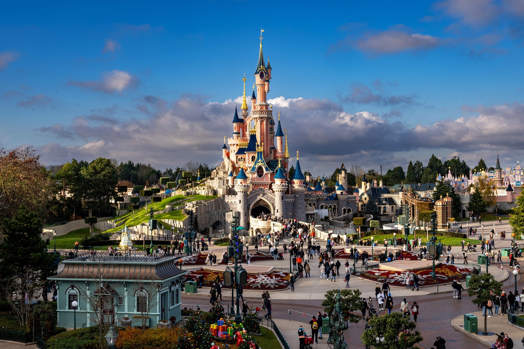 Castello della Bella Addormentata a Disneyland Paris con turisti
