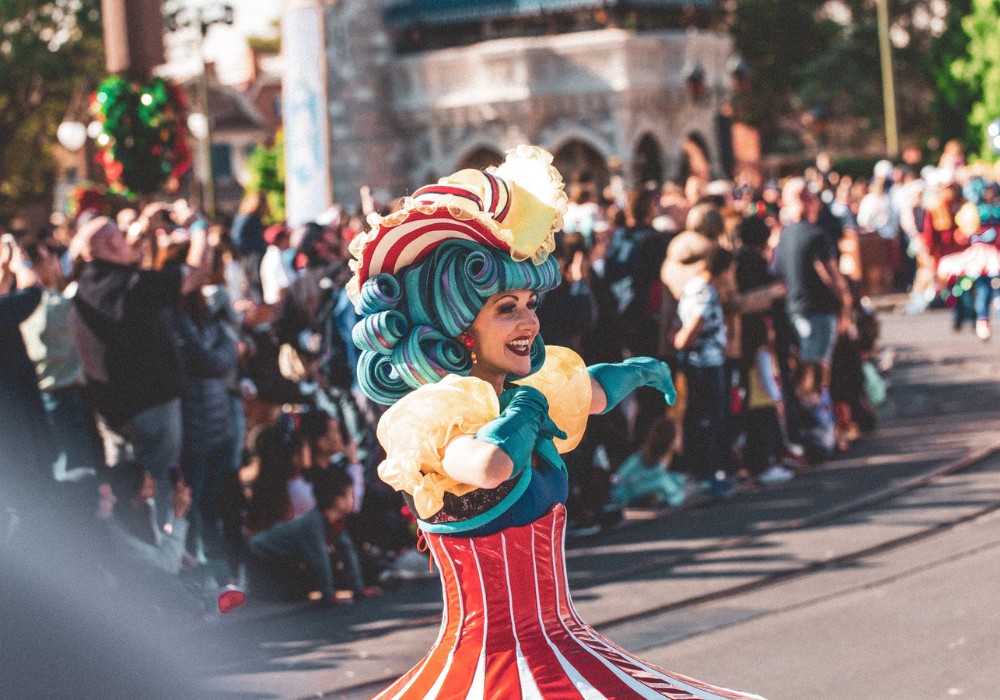 Artista ballerina in uno spettacolo dal vivo nelle strade di Walt Disney World