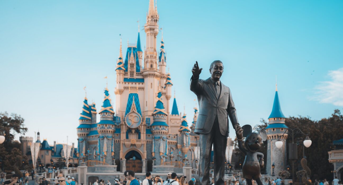 Walt Disney World Orlando con il Castello di Cenerentola e la statua di Walt e Topolino