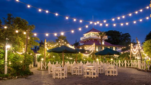 Colonel Hathi's Outpost Restaurant di sera illuminato