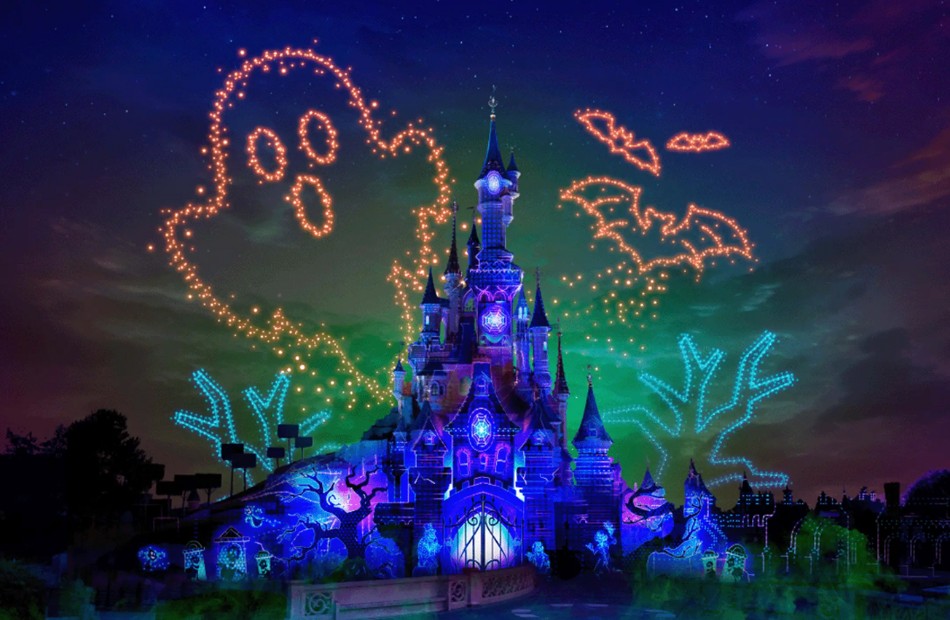 Disney Electrical Sky Parade Halloween con fantasmi e pipistrelli