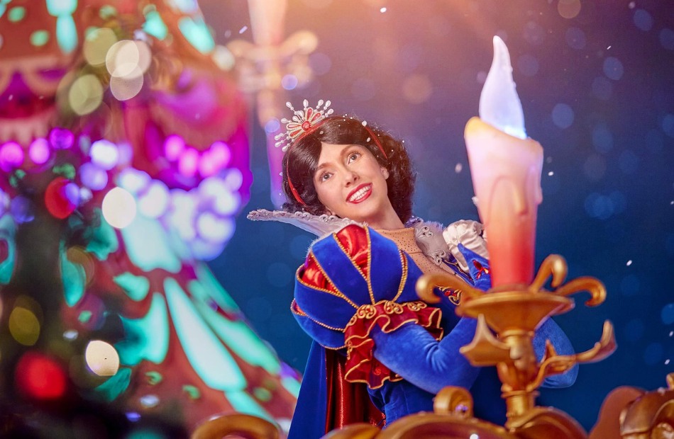 Biancaneve sul carro delle Principesse Disney alla Mickey Dazzling Christmas Parade