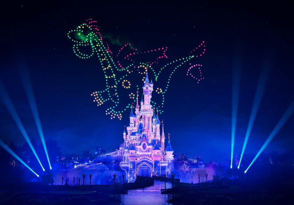 Disney Electrical Sky Parade con drago Elliot