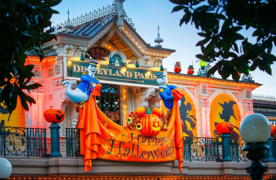 Decorazione Happy Halloween con striscione a Disneyland Paris