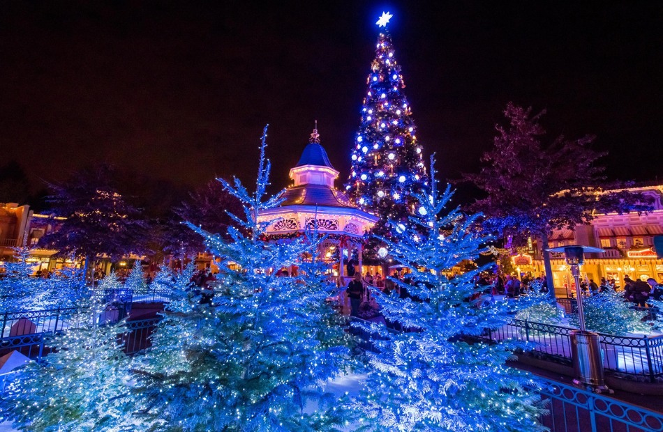 Maestoso albero di Natale di 24 metri a Disneyland Paris con lucine e decorazioni