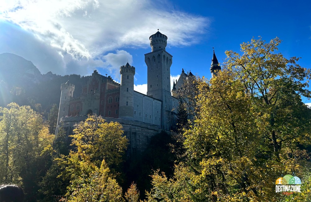 Castello di Neuschwanstein visto da un’angolazione più bassa