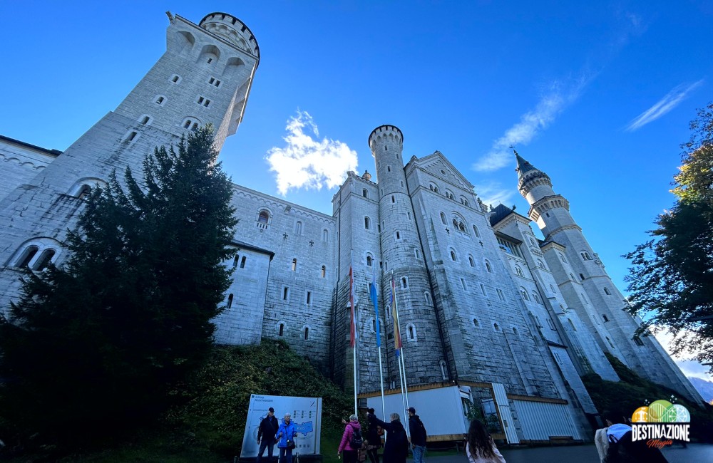 Facciata laterale del Castello di Neuschwanstein all'arrivo