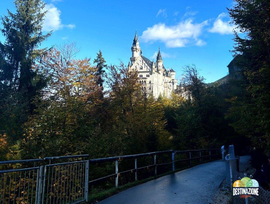 Percorso a piedi tra la natura per raggiungere il Castello di Neuschwanstein