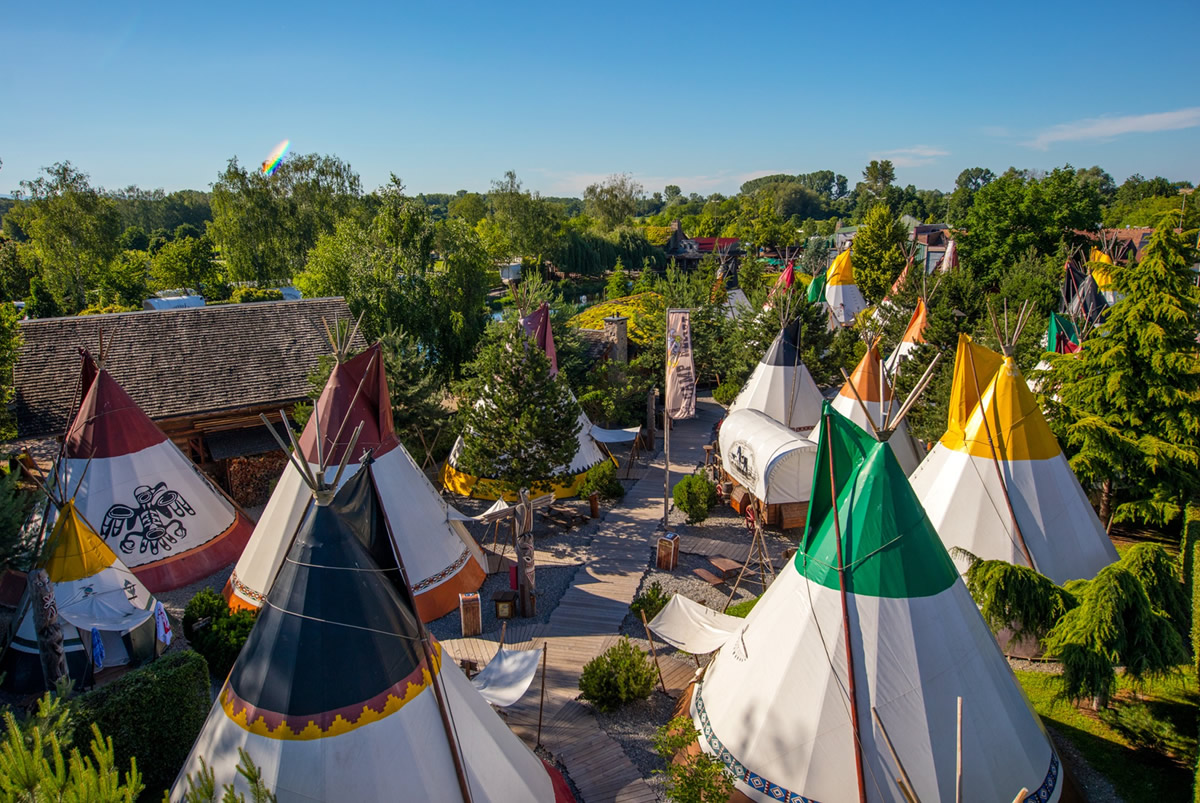 Camp Resort, immergiti nella natura e pernotta in tende indiane a pochi passi dal parco divertimenti Europa-Park