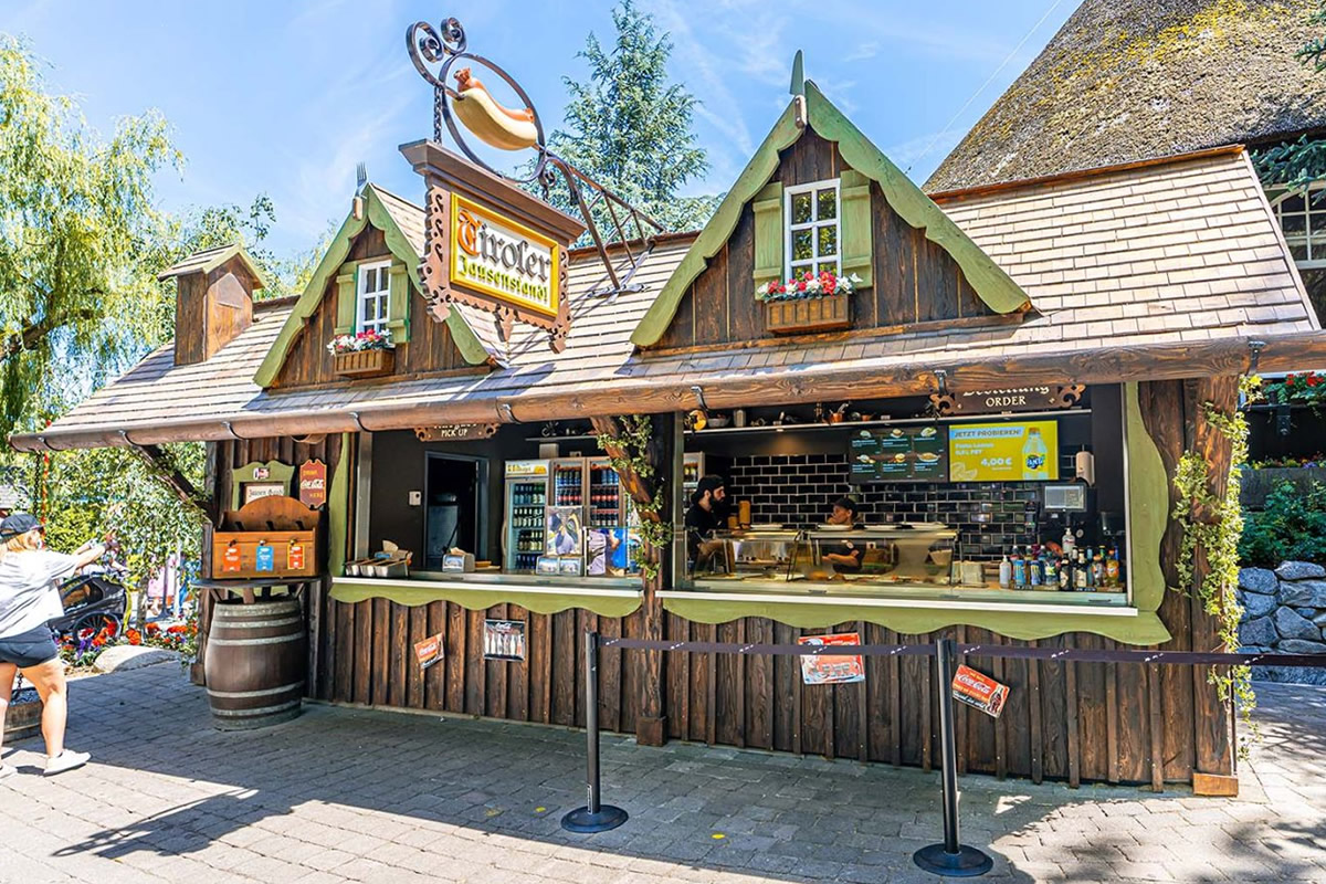 Assaggio l'hot-dog gigante al chiosco all'interno del parco di Europa Park