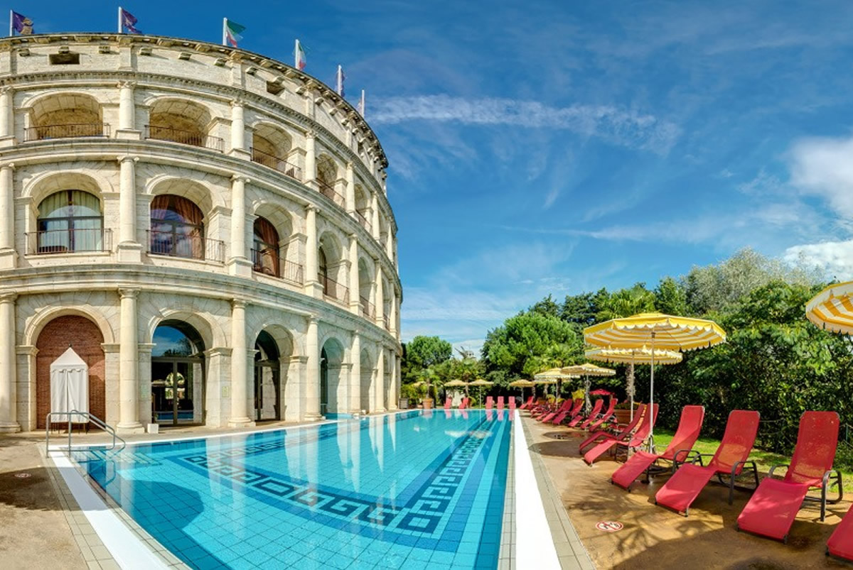 Esterno Hotel Colosseo 4 stelle Superior a pochi chilometri da Europa-Park. Ti sembrerà di entrare davvero a Roma!