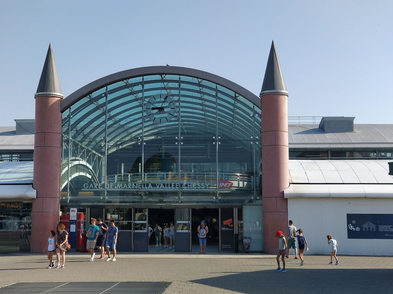 Esterno stazione di Marne-la-Vallée - Chessy a Parigi